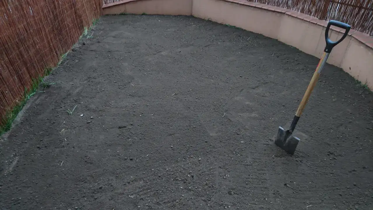 Ile czarnoziemu pod trawnik? Oblicz potrzebną ilość dla zdrowego trawnika