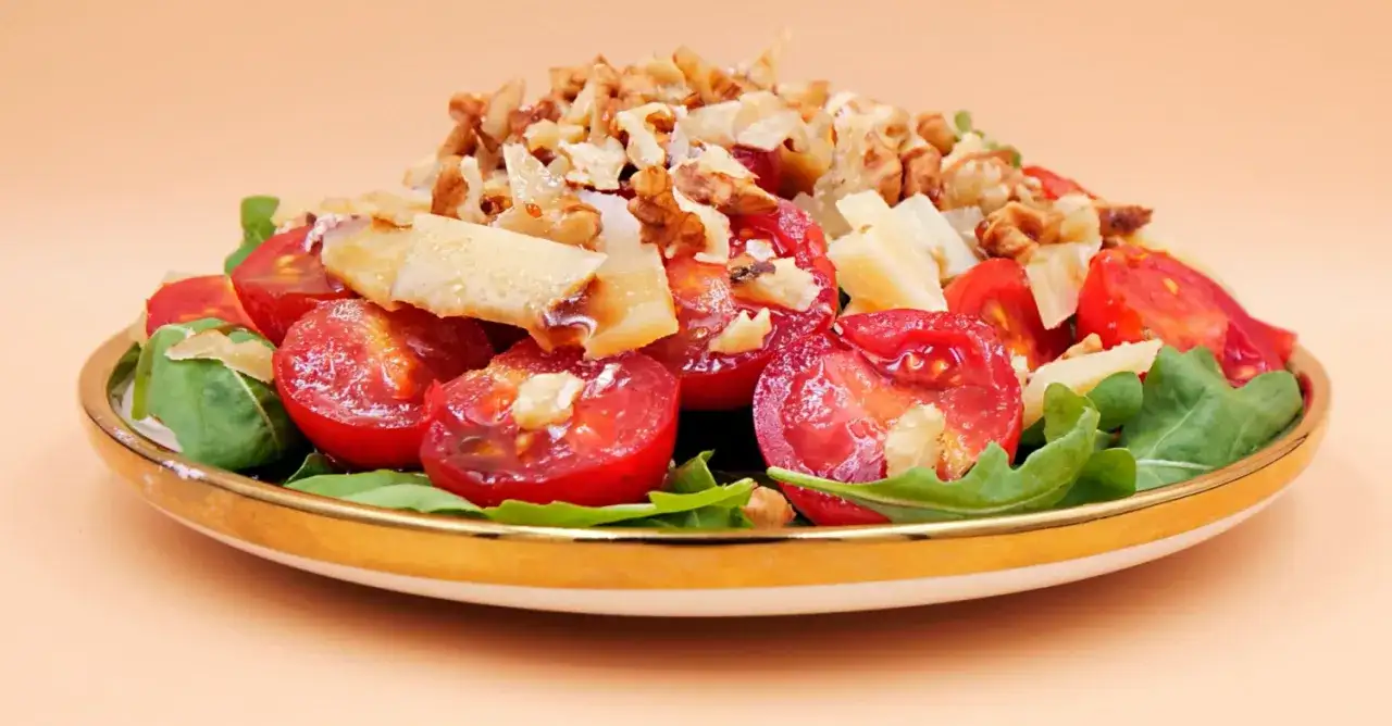 Prosta sałatka z rukoli, która zachwyci smakiem i świeżością