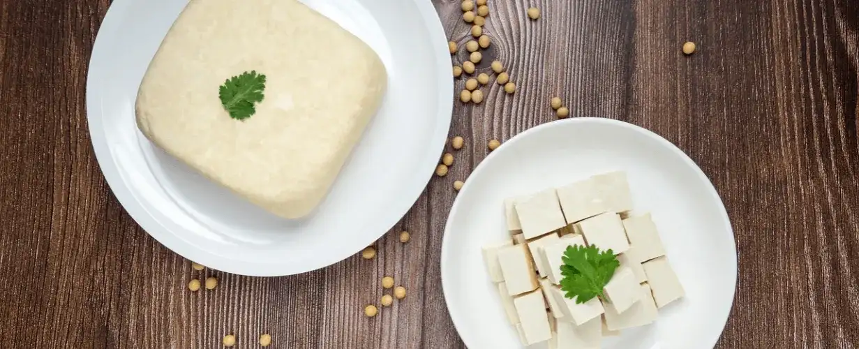 Czym zastąpić ser żółty w diecie wegańskiej? Sprawdzone alternatywy