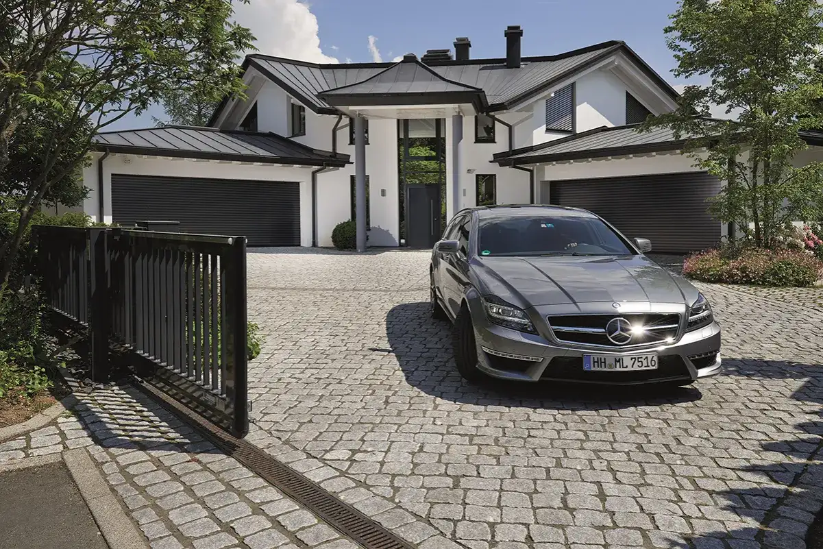 Czym myć bramę garażową, aby uniknąć uszkodzeń i zarysowań?