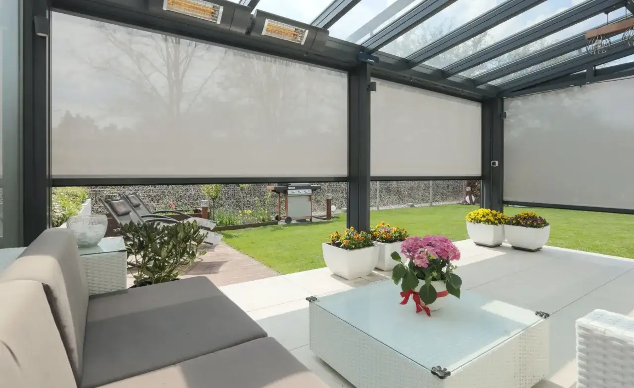 Zasłonięty taras z roletą z moskitierą, która chroni przed słońcem i owadami. Wygodny wypoczynek na świeżym powietrzu.