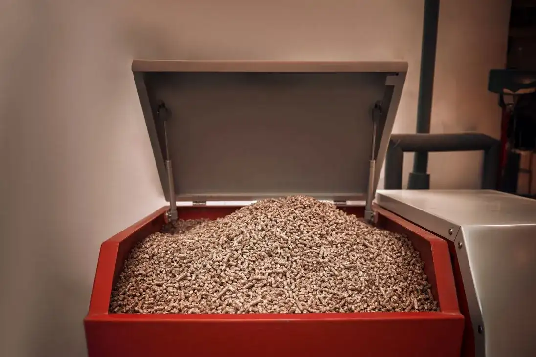 Z czego robi się pellet? Kluczowe materiały i proces produkcji biopaliwa