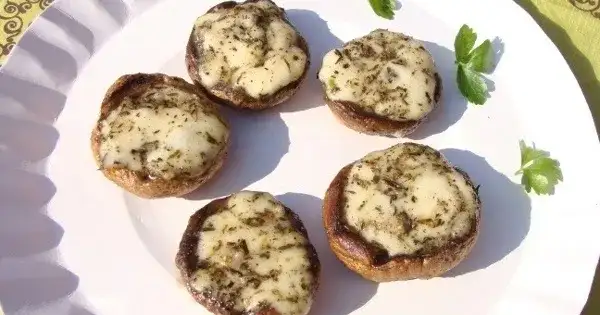 Grillowane pieczarki z mozzarellą: Przepis na hit grilla?