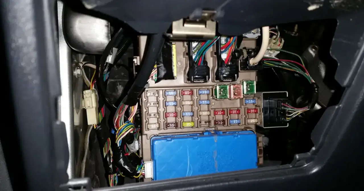 Panel z bezpiecznikami w samochodzie Toyota. Widać tu różne bezpieczniki, gdzie znajduje się bezpiecznik i jak są ułożone.