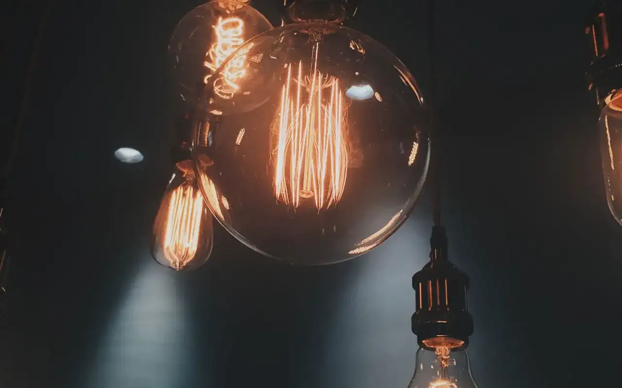 Jakie światło do makijażu: unikaj najczęstszych błędów w oświetleniu