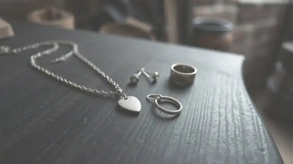 Biżuteria z cynku ciemnieje? Fakty, przyczyny i jak dbać