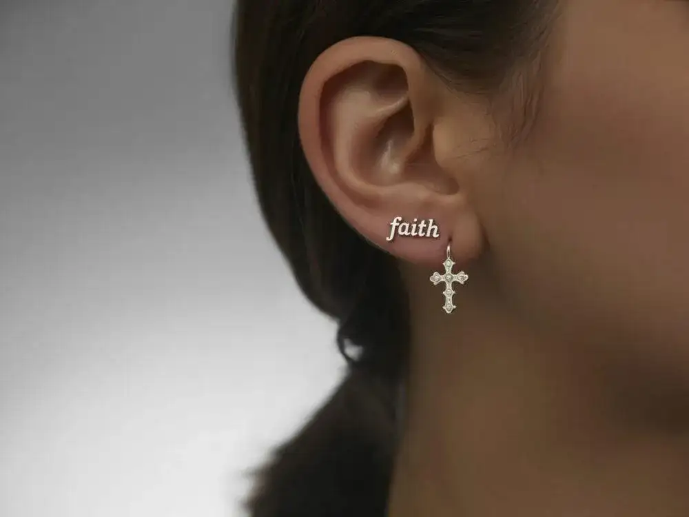 Czy kolczyki to grzech? Odkryj kontrowersje w religiach