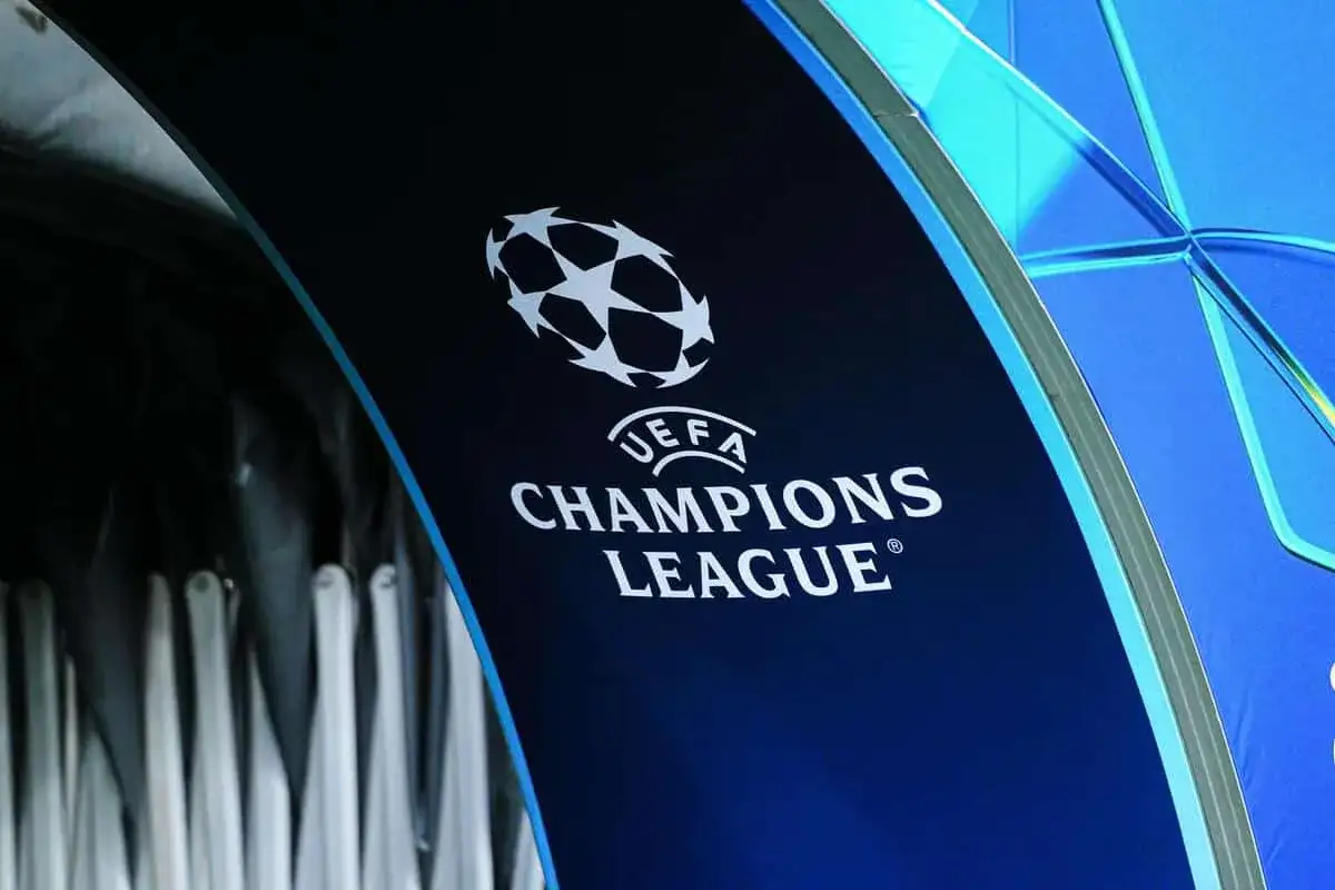 Logo Ligi Mistrzów UEFA na niebieskim tle. To właśnie na tym tle leci liga mistrzów, emocjonując fanów na całym świecie.