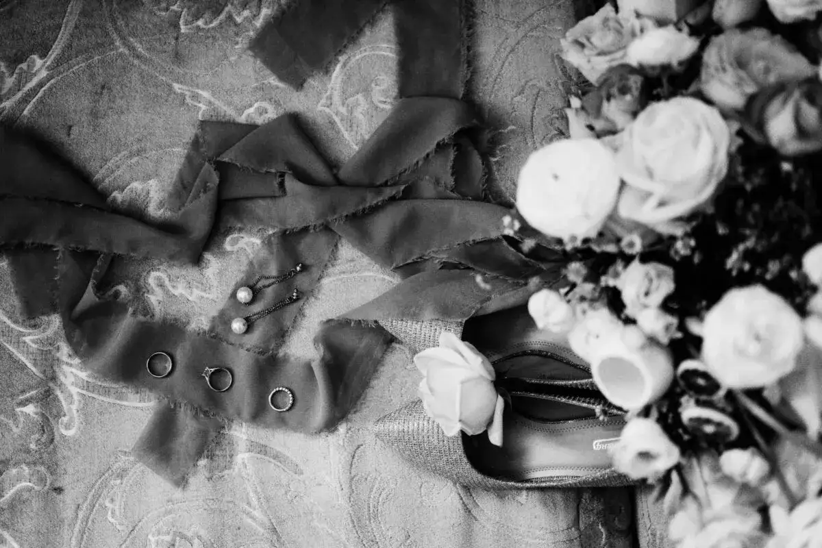 Pierścionki, kolczyki, bukiet i buty – detale, które warto uwiecznić na imprezy, na które wynajmujemy fotografa.
