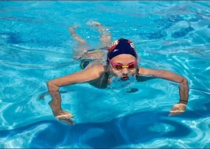 Żabka z głową nad wodą? Kręgosłup cierpi! Naucz się zdrowej techniki