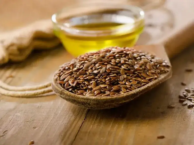 Siemię lniane: jak jeść? Mielone czy całe? Zmaksymalizuj korzyści!