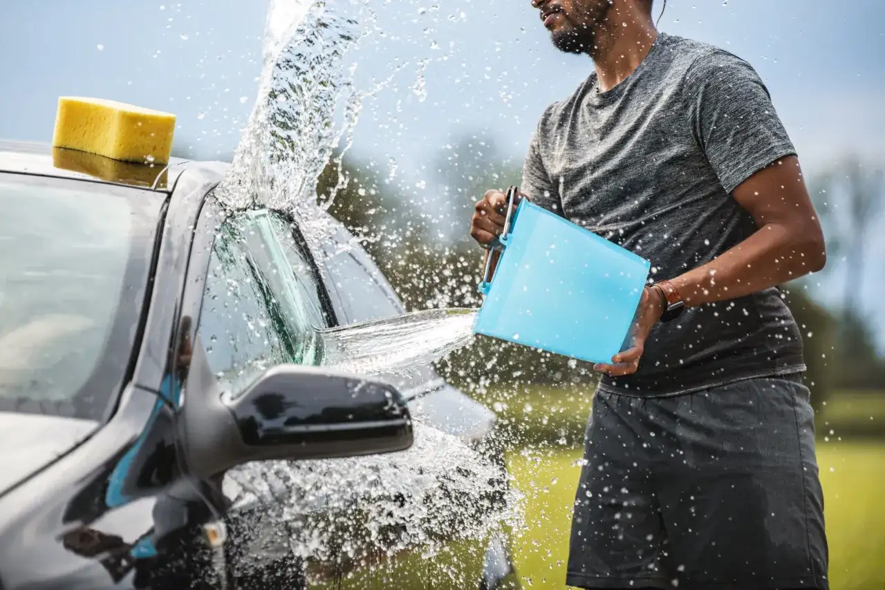 Mycie auta na posesji: Czy grozi mandat? Sprawdź warunki!