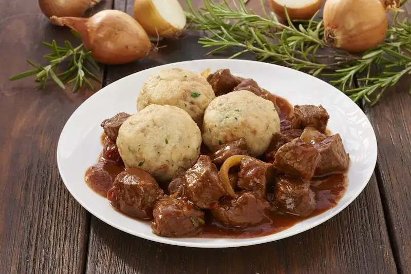 Jak zrobić gulasz z dzika – sekrety idealnego smaku i aromatu