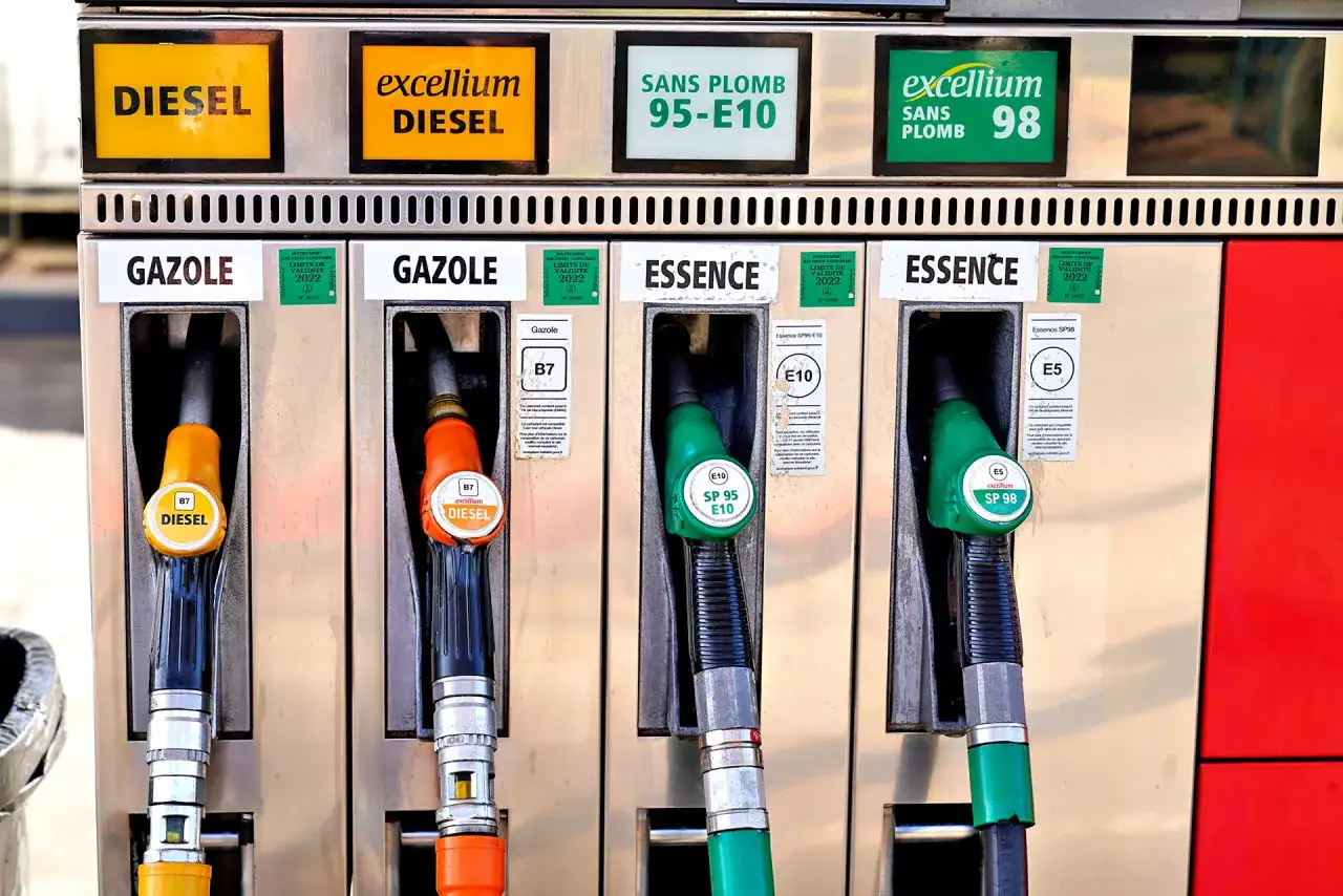 Na dystrybutorze paliw widać dystrybutory z napisami "DIESEL" i "GAZOLE", co jasno pokazuje, że olej napędowy to diesel.