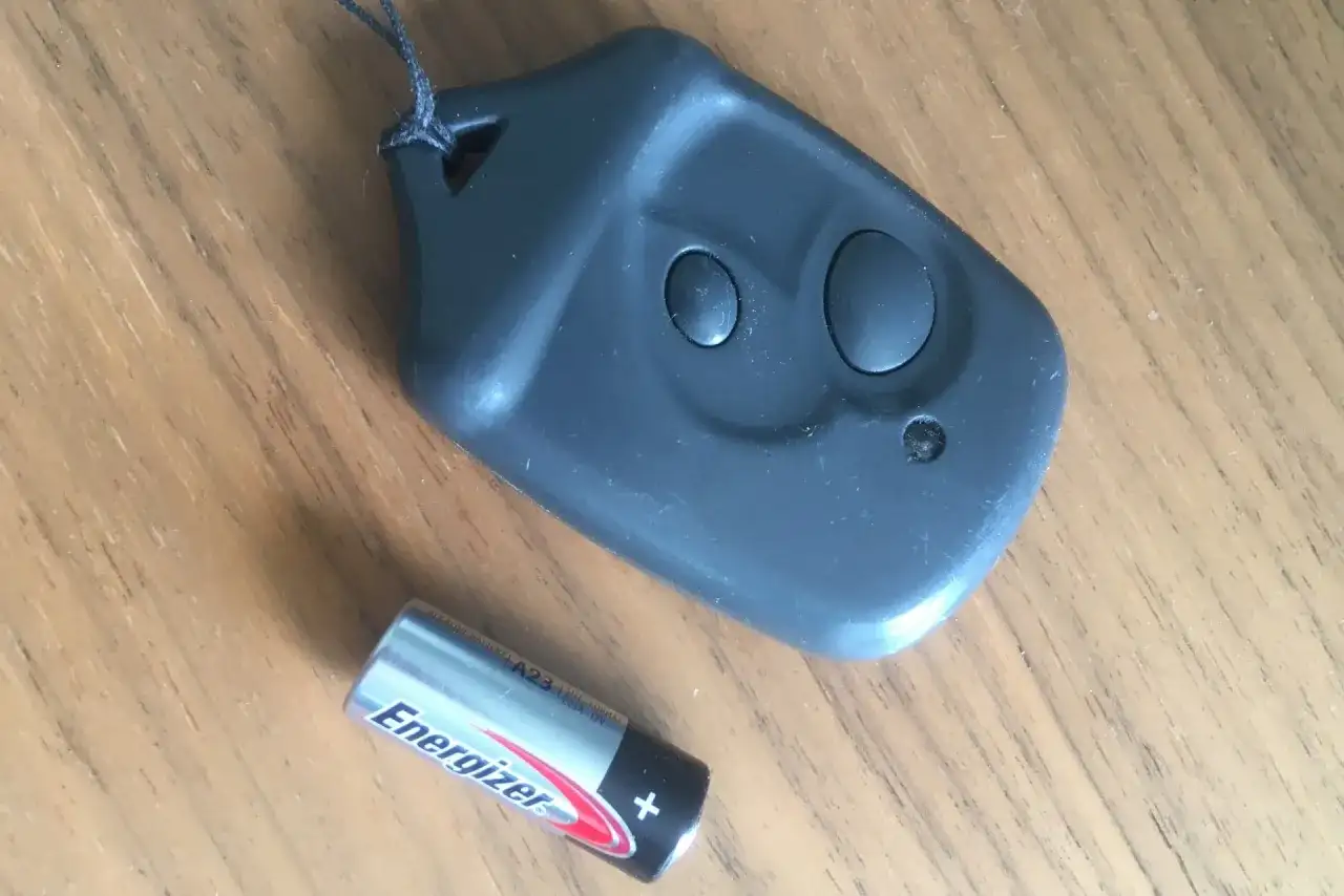 Czarny pilot samochodowy i bateria Energizer A23. Dowiedz się, gdzie wymienić baterię do pilota samochodowego.