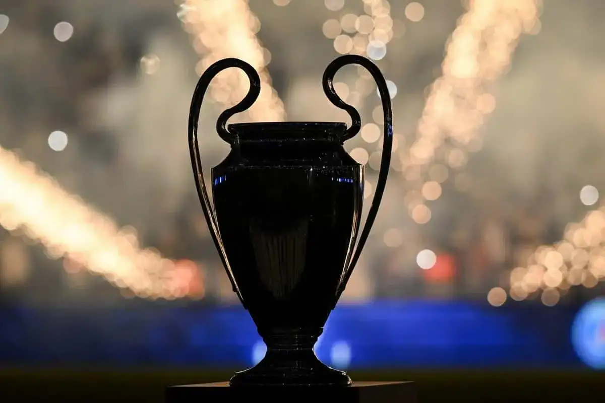 Puchar Ligi Mistrzów w ciemnej tonacji, z rozmytym tłem fajerwerków. Kto go zdobędzie w 2026?
