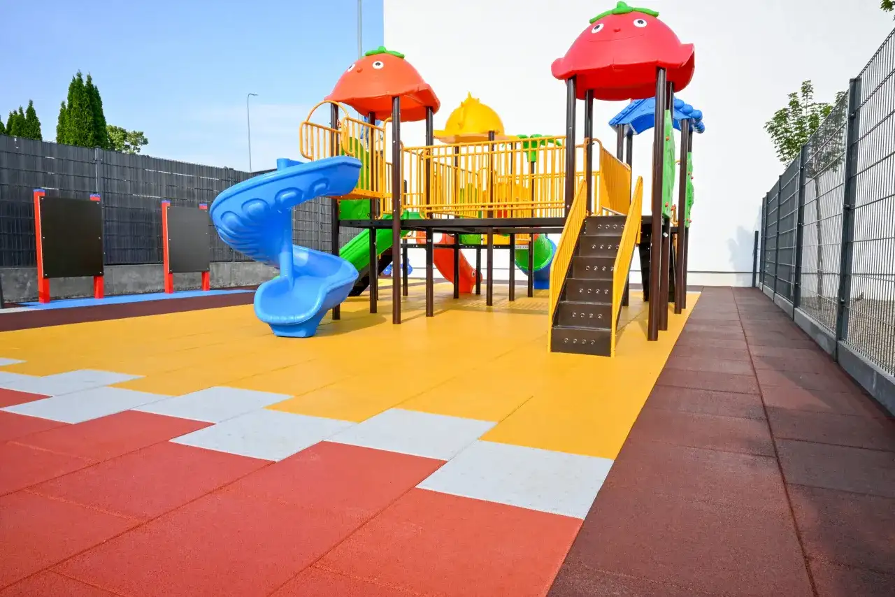 Bezpieczne podłoże placu zabaw: przewodnik po HIC i nawierzchniach