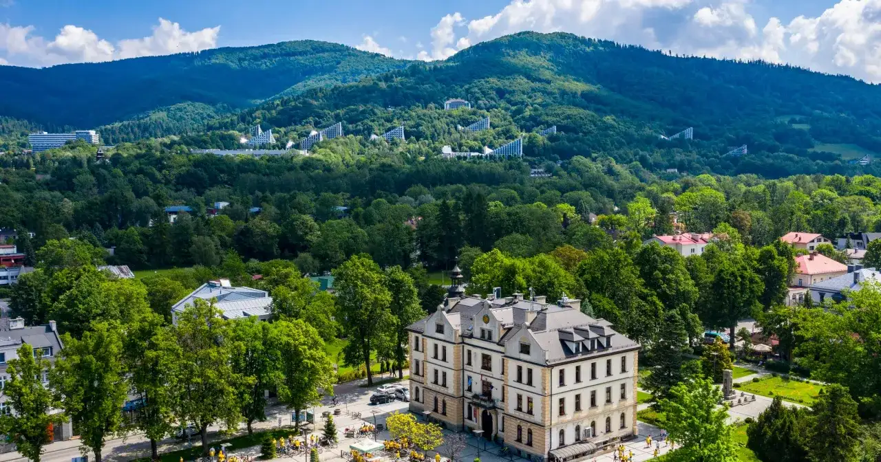 Ustroń: Odkryj górskie szczyty, uzdrowisko i atrakcje dla rodzin!