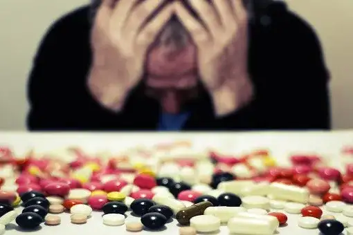 Hydroksychlorochina skutki uboczne: poznaj niebezpieczeństwa stosowania