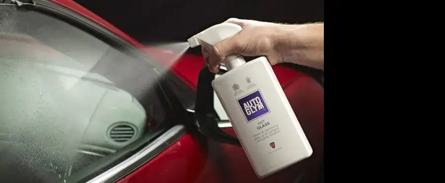 Jak myć szyby w aucie bez smug? Poradnik krok po kroku