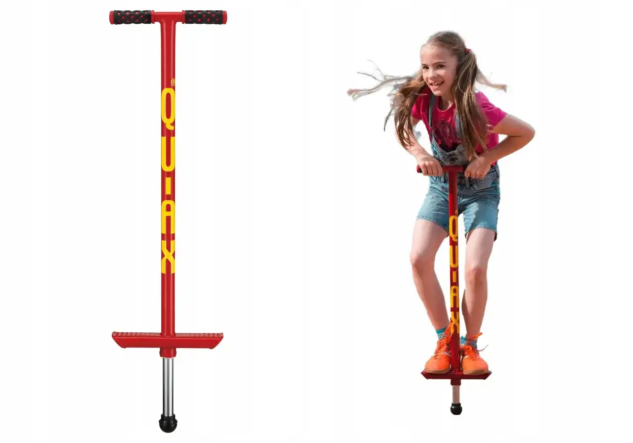 Dziewczynka z radością skacze na czerwonym pogo sticku.