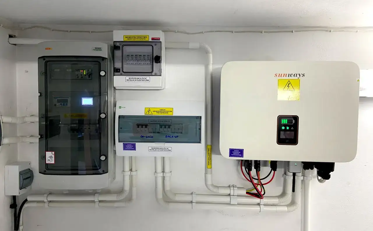Instalacja fotowoltaiczna: falownik Sunways, rozdzielnice elektryczne i magazyn energii.
