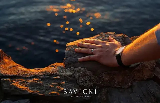 Dlaczego obrączka na lewej dłoni? Zaskakujące tradycje świata.