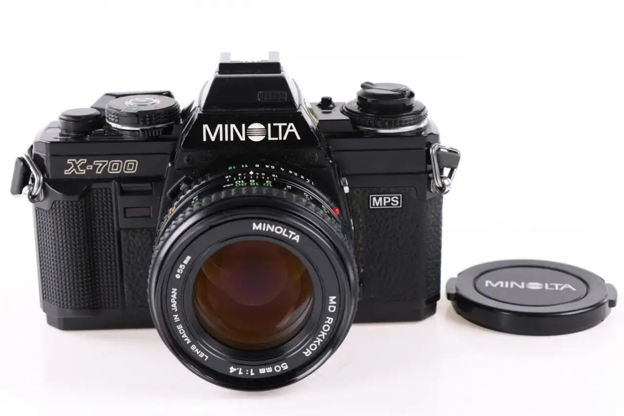 Czarna lustrzanka Minolta X-700 z obiektywem 50mm 1:1.4. Klasyczna fotografia analogowa.