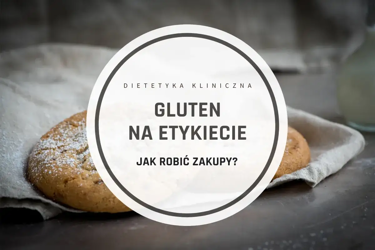 Ciasteczka posypane cukrem pudrem, na tle serwetki i mleka. Tekst: Gluten na etykiecie.