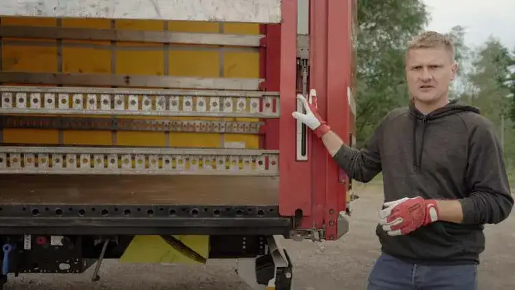 Jak otworzyć dach w naczepie - proste kroki, które musisz znać