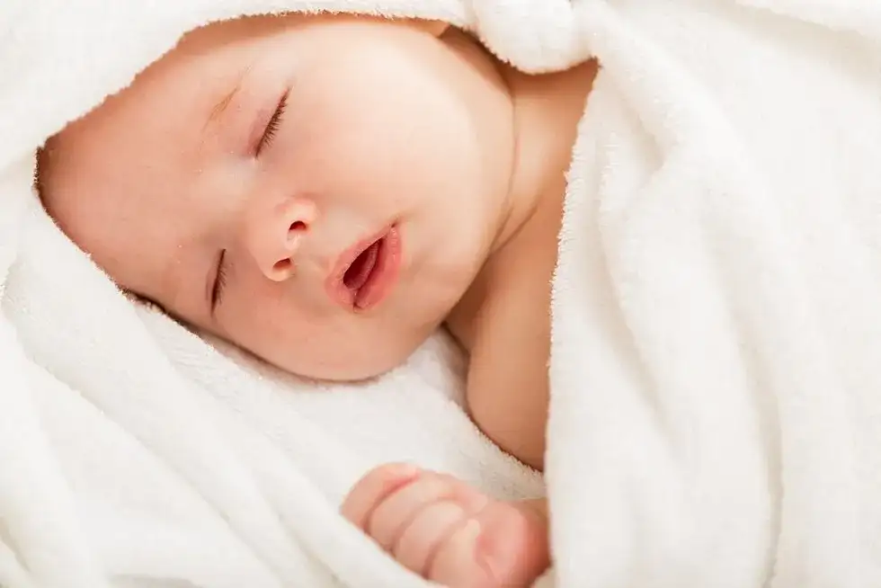 Czy budzić 2 miesięczne dziecko do karmienia, aby uniknąć problemów?