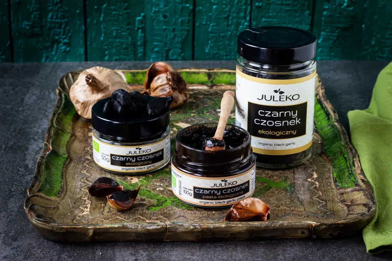 Słoiki z czarnym czosnkiem i pastą z czarnego czosnku. Dowiedz się, jak przechowywać czarny czosnek, by zachował świeżość i smak.