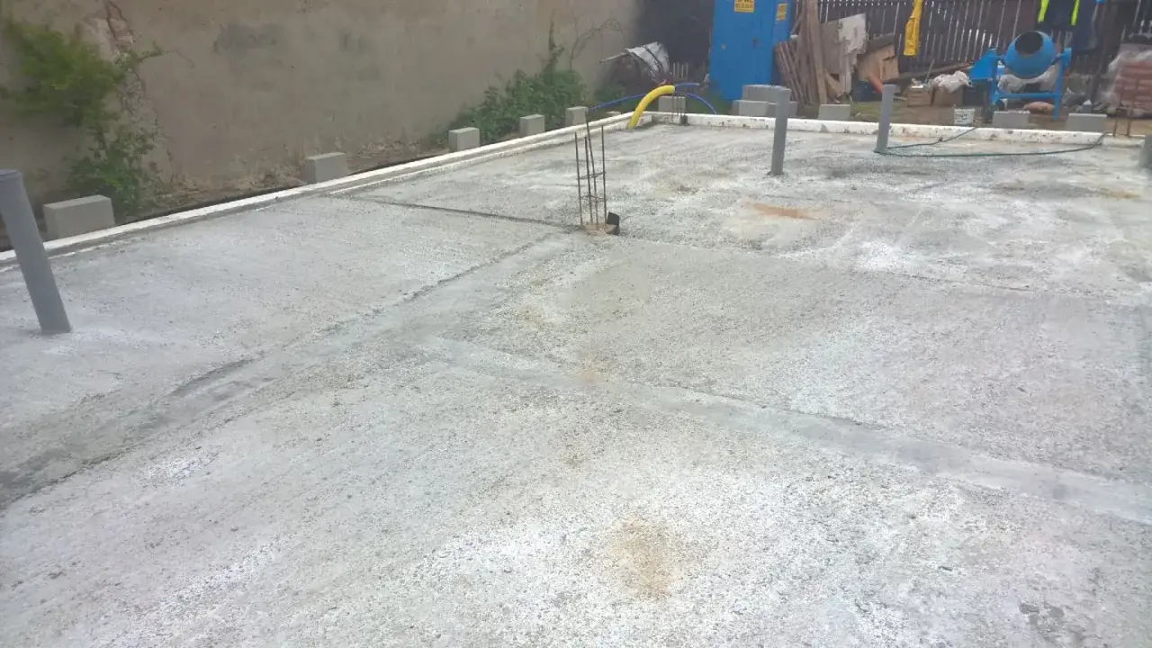 Po jakim czasie można rozszalować strop, aby uniknąć problemów?