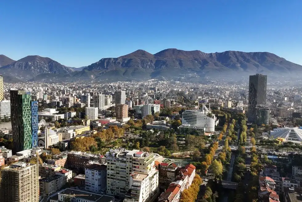 Tirana: co zwiedzić? Przewodnik po atrakcjach i weekendowym wypadzie
