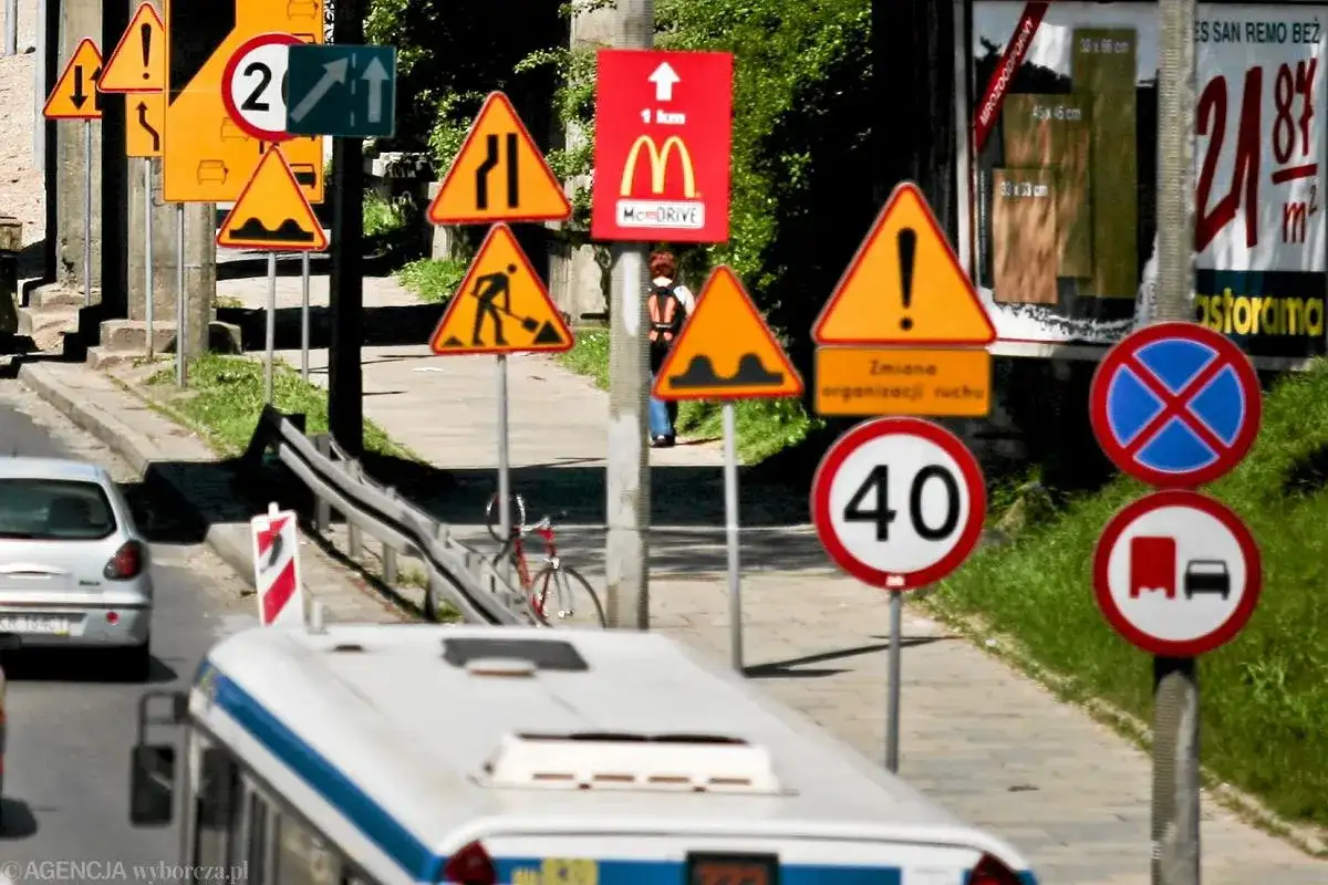 Kto stawia znaki drogowe na osiedlu? Poznaj swoje prawa!