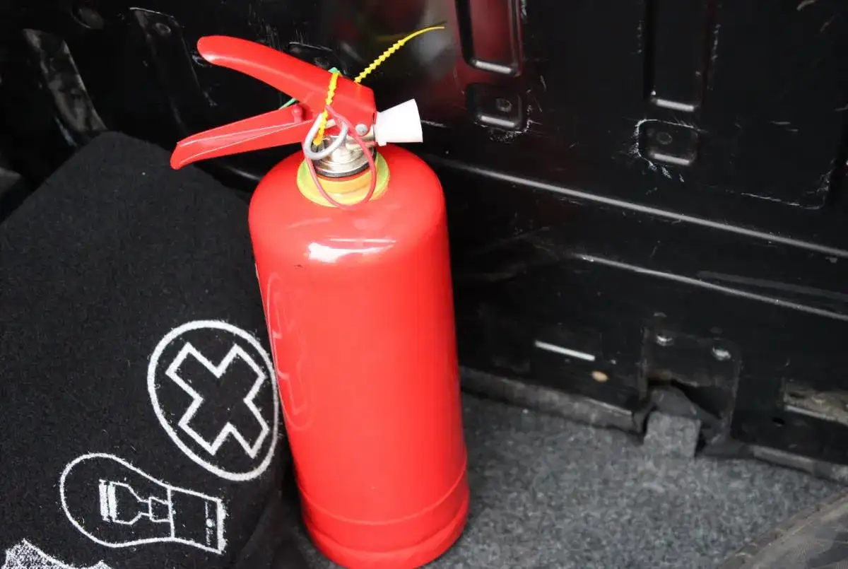 Najlepsza gaśnica do warsztatu samochodowego – uniknij niebezpieczeństw