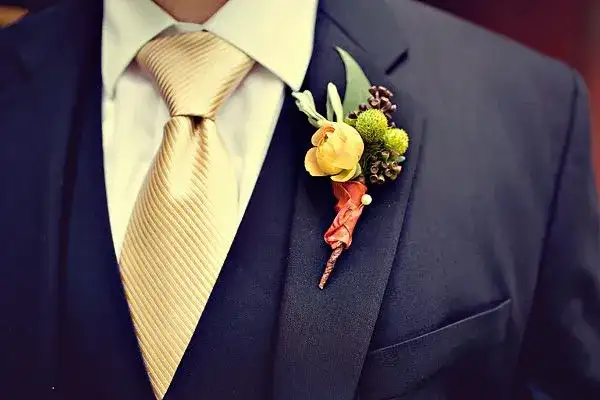 Złoty krawat do jakiej koszuli? Oto idealne połączenia dla Ciebie