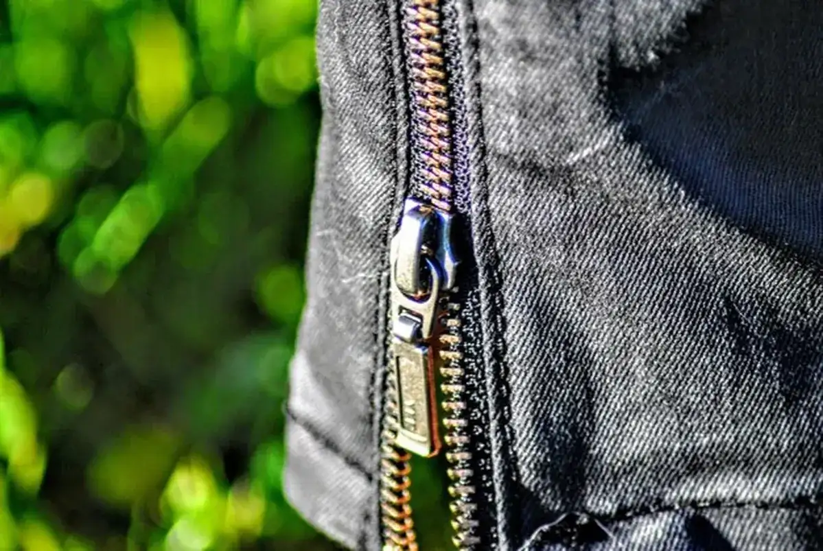 Jak naprawić zamek w kurtce słomką? Sprytny trik na awarię!