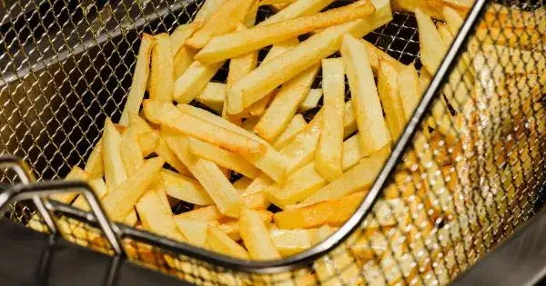 Jak smażyć mrożone frytki na patelni, aby były idealnie chrupiące
