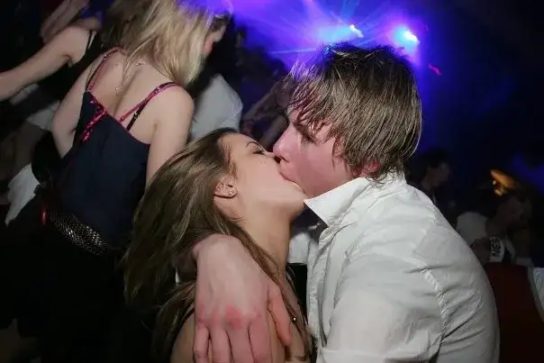 Jak ćwiczyć całowanie, aby stać się pewnym siebie i lepszym w tym?