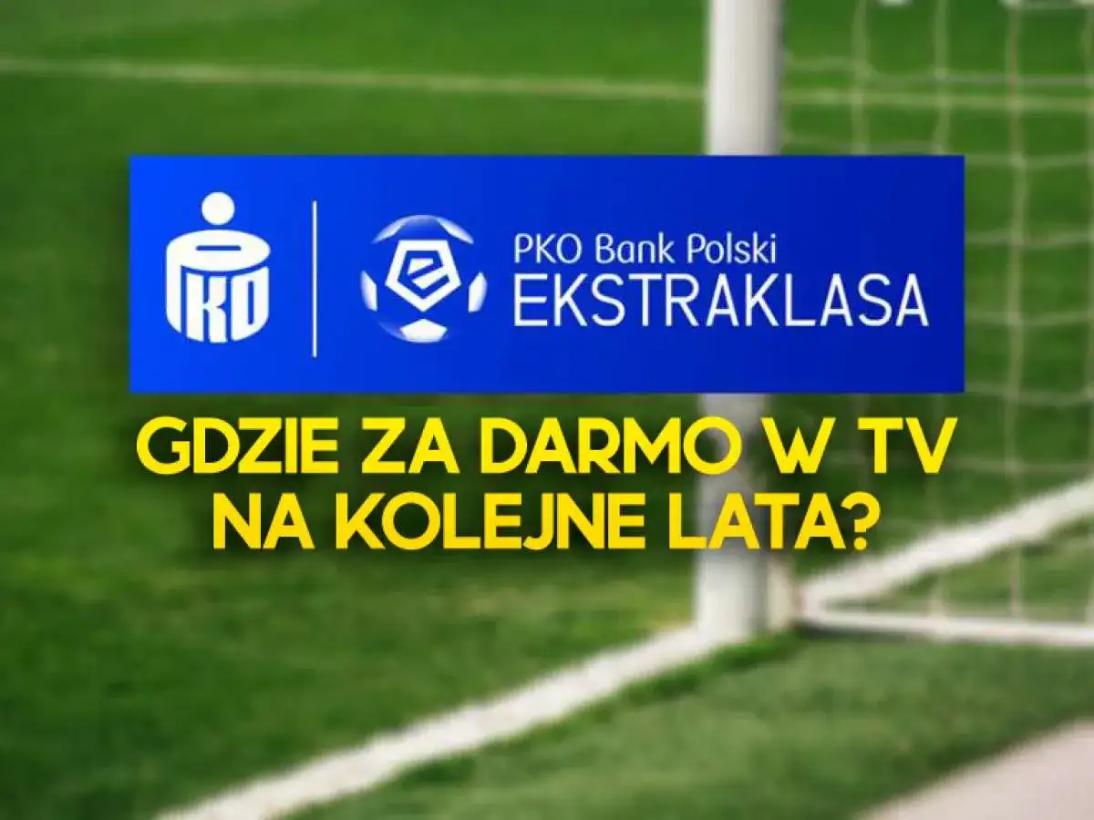 Niebieski baner z logo PKO Bank Polski Ekstraklasa na tle boiska piłkarskiego.
