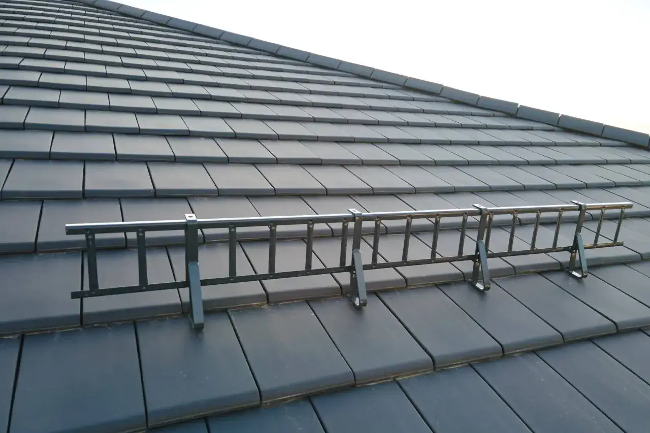 Jak położyć dachówkę karpiówkę i uniknąć błędów na dachu?