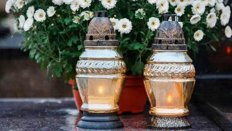 Co daje zmarłemu znicz? Odkryj znaczenie i symbolikę płomienia