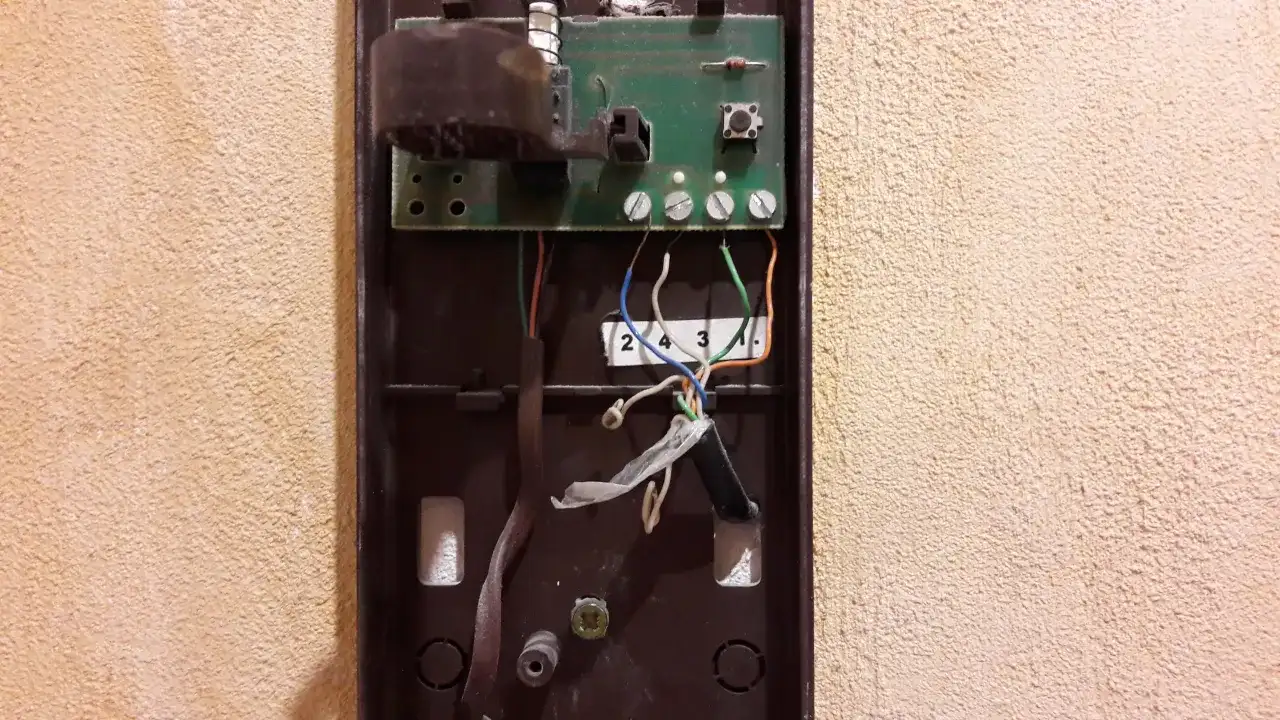 Schemat podłączenia domofonu 4 żyłowego: przewody zielony, pomarańczowy, niebieski i biały podłączone do zacisków 1, 2, 3, 4.