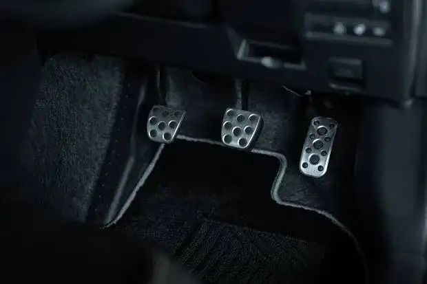 Czy musisz wcisnąć sprzęgło podczas włączania zapłonu? Poznaj ważne zasady