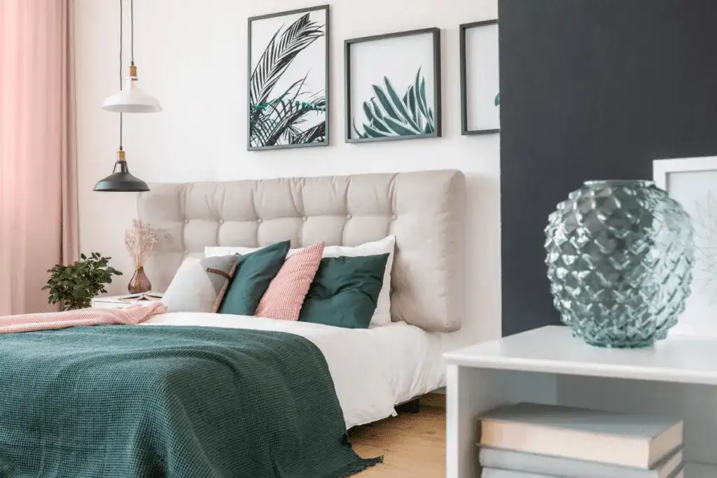 Co powiesić nad łóżkiem w sypialni, aby przyciągało miłość?