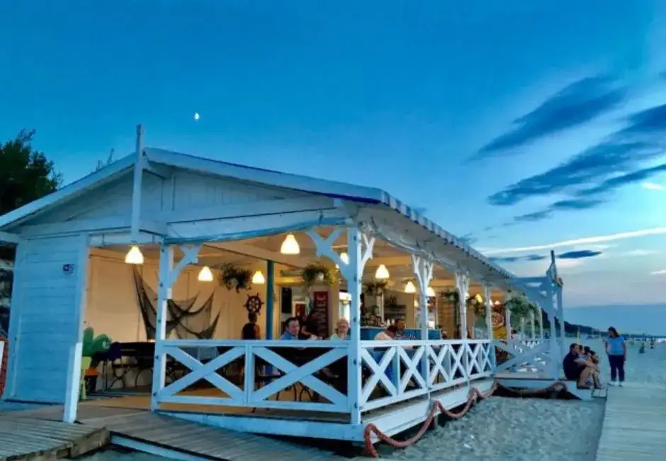 Krynica Morska: Gdzie zjeść? Ranking ryb, rodzinne obiady, widoki