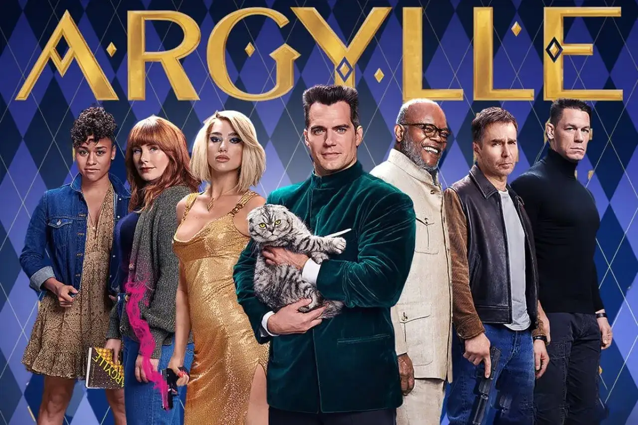 Obsada filmu "Argylle - tajny szpieg" pozuje do zdjęcia. Henry Cavill trzyma kota, a obok niego stoją m.in. Samuel L. Jackson i Dua Lipa.