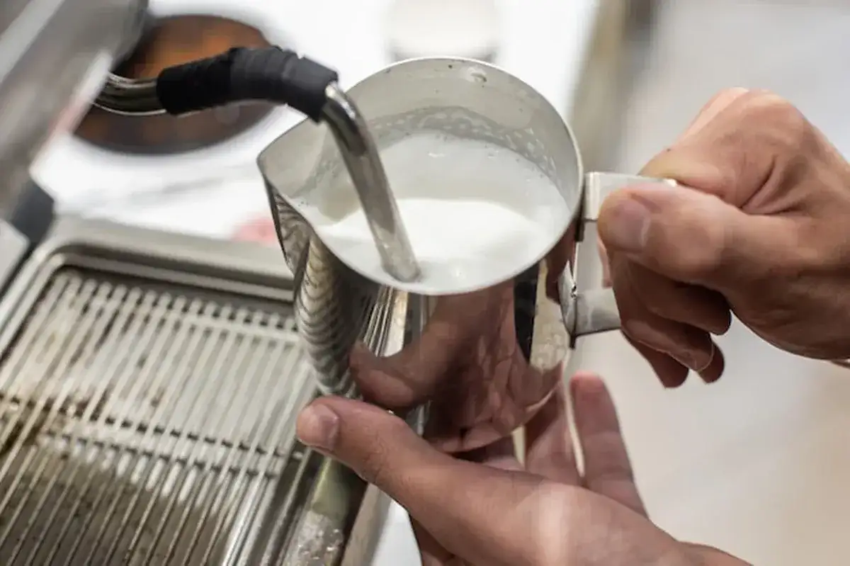 Które mleko roślinne do kawy wybrać dla idealnego smaku i pianki?