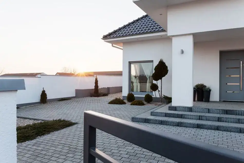 Jaką kostkę do białej elewacji wybrać, aby uniknąć błędów?